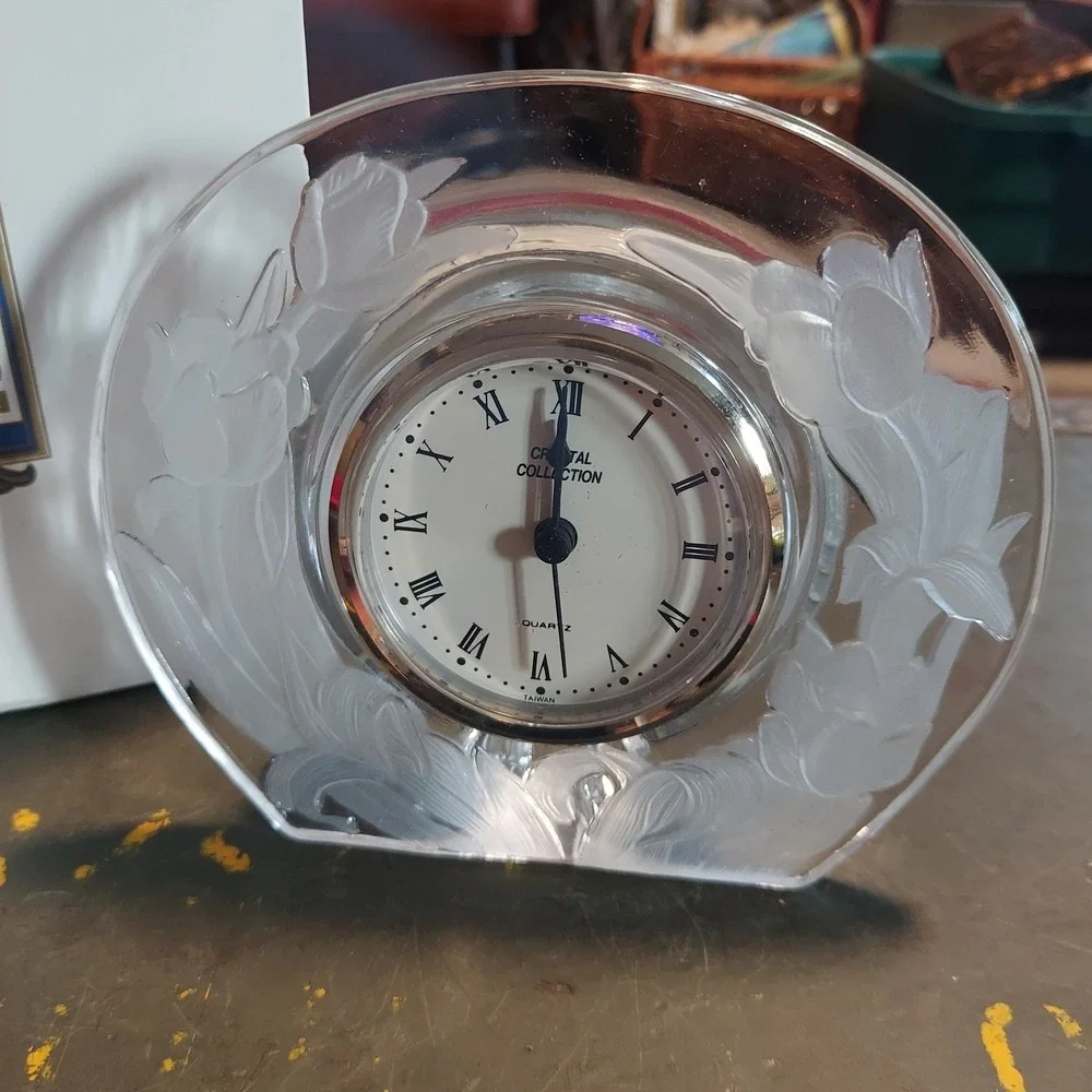 Timeless Treasures 24% Lead Crystal Mantle Clock G780 Frosted Tulip Floral 4.5